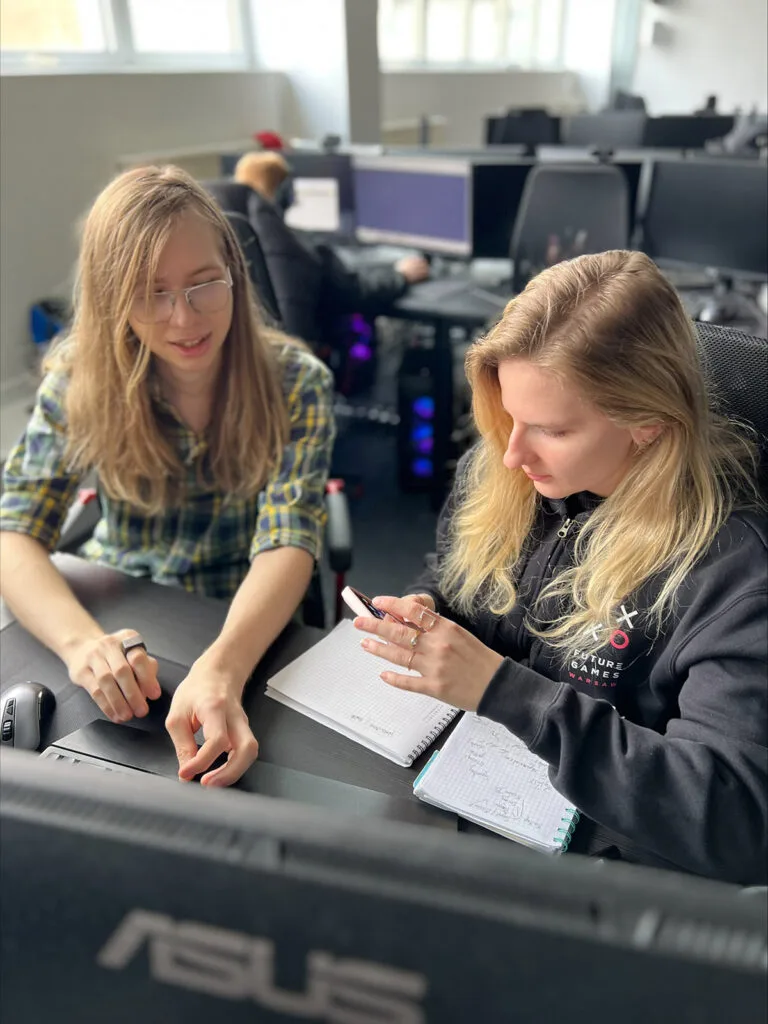 Kamila Kuźmiuk working with fellow Futuregames student. 