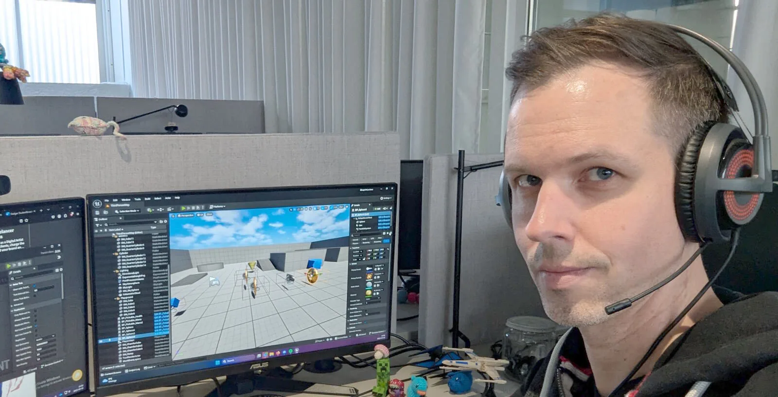 Game Designer student Stefan Eriksson at his desk at Futuregames Umeå.