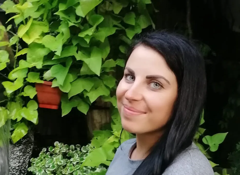Tatiana Simonovici in front of a leafy background.